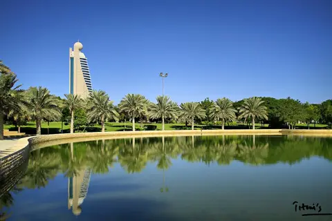 زعبیل پارک کی جھیل کے ساتھ ٹاور اور کھجوریں۔