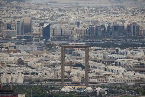 فریم زعبیل پارک اور اردگرد محلوں کے اوپر بلند ہے