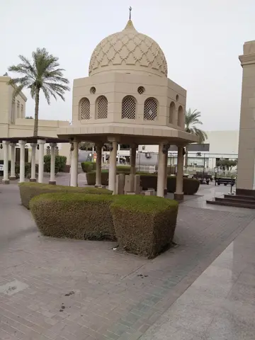 مسجد کے احاطے میں بیرونی وضو کا پویلین۔
