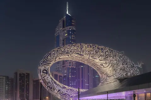 اندھیرا ہونے کے بعد میوزیم کا روشن خطاطی والا بیرونی حصہ۔