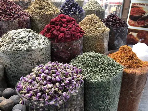 کھلی بوریوں میں رنگین خشک اشیا اور مصالحے۔