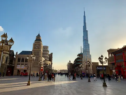 تھیم والے بین الاقوامی پویلینوں کے درمیان وزیٹر