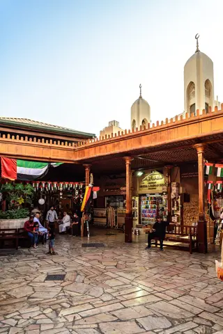 سوق کی عمارتوں کے ساتھ کھلی فضا میں خریداری کی گلی