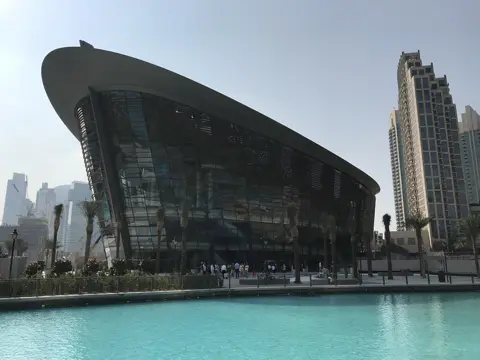 دن کی روشنی میں دبئی اوپیرا اور پھیلی چھت کا پہلوئی منظر