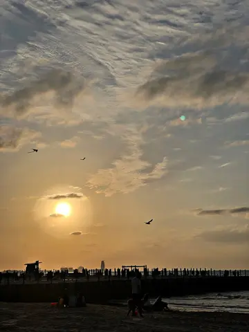 شام کے آسمان کے نیچے ساحل اور سمندر۔