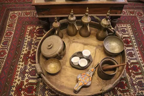 میوزیم کے مجلس ماحول میں روایتی کافی پیش کرنے کے برتن