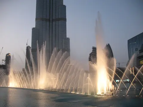 دبئی فاؤنٹین کے شو کے دوران جھیل سے اٹھتے پانی کے فوارے۔