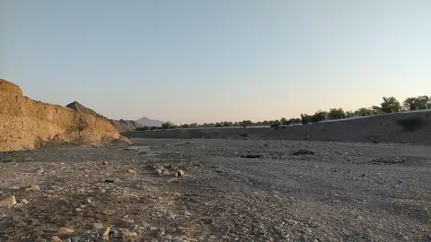 وادی کا خشک نچلا بہاؤ بتاتا ہے کہ پانی موسمی ہے، زائرین کو نظر آنے کی ضمانت نہیں۔