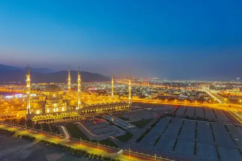 دوسرا زاویہ مسجد کے احاطے کا حجم دکھاتا ہے۔