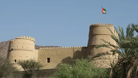 ایک اور منظر قلعے کی بند دفاعی عمارت دکھاتا ہے۔