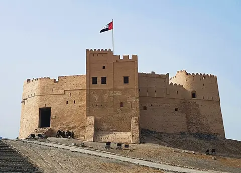 تاریخی علاقے سے اوپر قلعے کا مرکزی سامنے کا حصہ اور برج۔