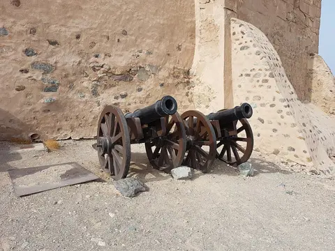 تاریخی قلعے کے داخلے پر توپیں۔