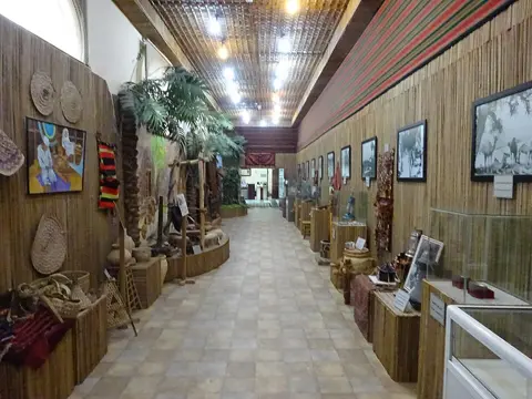 اندرونی گیلری کا منظر میوزیم کی تاریخی نمائشیں متعارف کراتا ہے۔