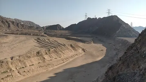 بجلی کی تاریں اور سروس روڈ محفوظ وادی کے ایک حصے سے گزرتے ہیں؛ بنیادی ڈھانچے کی موجودگی عوامی رسائی کا ثبوت نہیں۔