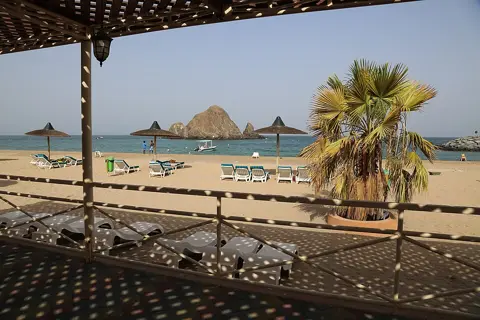 سنوپی آئی لینڈ کی چٹانی شبیہ العقہ کے ساحل سے ذرا دور واقع ہے۔