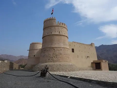 وادی حام کے ماحول سے اوپر اٹھتے قلعے کے گول برج۔