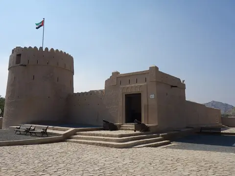 دوسرا منظر قلعے کی مختصر تعمیراتی شکل دکھاتا ہے۔