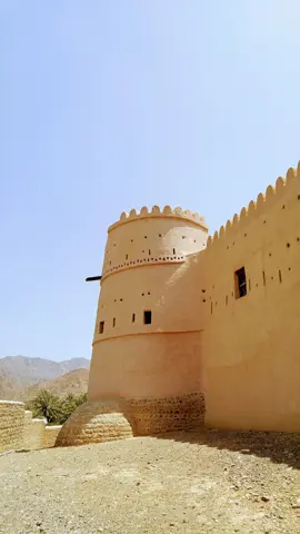 قریب سے بحال شدہ قلعے کی تفصیلات نظر آتی ہیں۔