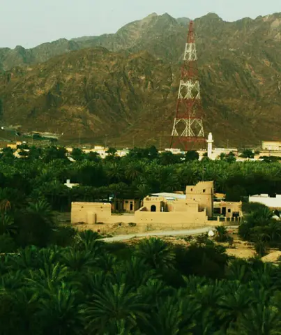 بلند منظر حجر پہاڑوں کے سامنے مسافی قلعہ دکھاتا ہے۔