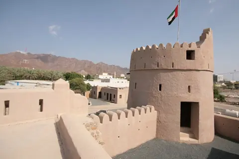 بحال شدہ قلعے کی دیواریں اور برج مقام متعارف کراتے ہیں۔