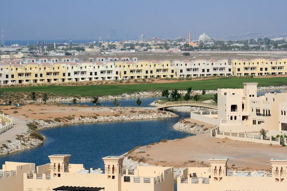الحمراء میں جھیل اور گالف کورس