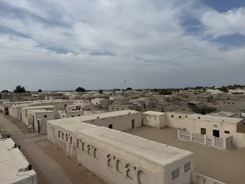 الجزیرہ الحمراء تاریخی گاؤں — الجزیرہ الحمراء تاریخی گاؤں کا قریبی منظر۔
