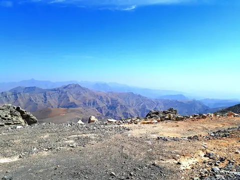 جبل جیس — پہاڑ کی پتھریلی ڈھلوانیں اور چوٹیوں کی دھاریں۔