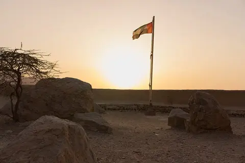 ضایہ قلعہ — قلعے کے اوپر متحدہ عرب امارات کا پرچم لہراتا ہے۔