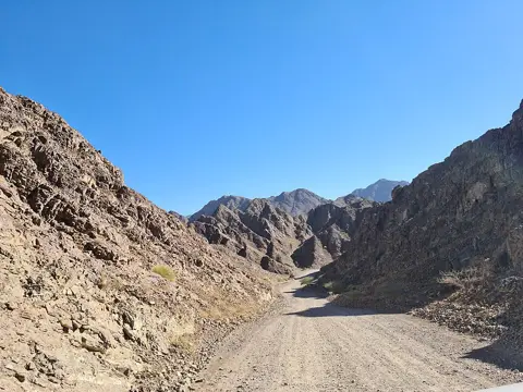 وادی شوکہ — وادی شوکہ کے پہاڑی علاقے سے گزرتا راستہ۔