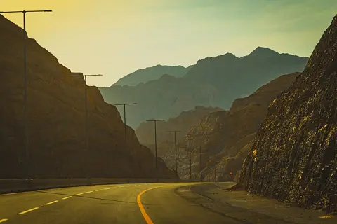 جبل جیس — پہاڑی سڑک دشوار گزار زمین میں بل کھاتی ہے۔