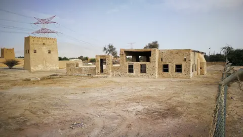 تاریخی احاطے کا بیرونی صحن، کم اونچی عمارتیں اور چوکور نگہبانی برج۔
