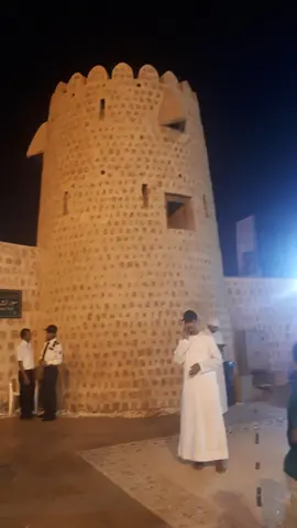 بحال شدہ قلعہ مرکزی شارجہ کی گلیوں میں کھڑا ہے۔