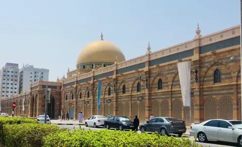 میوزیم کا سنہری گنبد اور واٹر فرنٹ والا سامنے کا حصہ داخلے سے پہلے اس کی پہچان بناتے ہیں۔