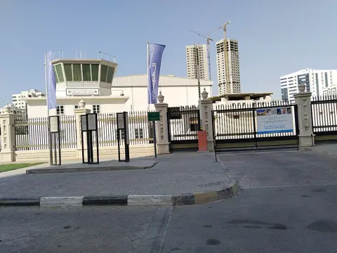مرکزی دروازہ سابقہ ہوائی میدان کے احاطے میں آمد کی جگہ ظاہر کرتا ہے۔