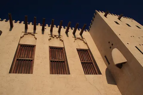 قلعہ نما سامنے کا حصہ عمارت کے دفاعی کردار کا تعارف دیتا ہے۔