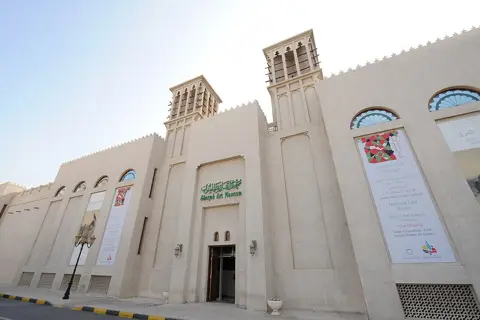 میوزیم کا بیرونی حصہ زائرین کو ثقافتی نشان پہچاننے میں مدد دیتا ہے۔