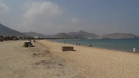 آرکائیو کا ساحلی منظر خورفکان بیچ اور پہاڑی پس منظر والی خلیج کو دکھاتا ہے۔
