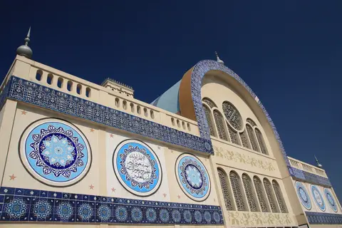 بازار کے سامنے نیلی ٹائلیں اور محرابی کھڑکیاں قریب سے دیکھنے کے قابل ہیں۔