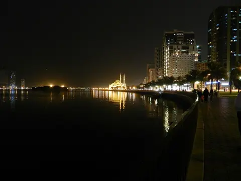 النور مسجد کے گنبد اور مینار واٹر فرنٹ کی نمایاں پہچان ہیں۔