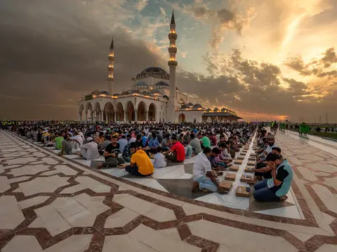 نمازی رمضان کے افطار کے لیے جمع ہیں؛ مذہبی تقریبات کے زائرین انتظامات الگ ہوتے ہیں۔