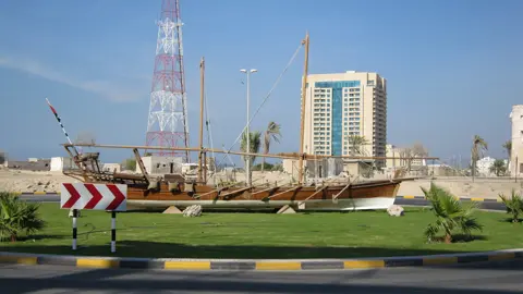 میوزیم کے احاطے میں رکھی روایتی لکڑی کی کشتی، دسمبر 2009 کی تصویر۔