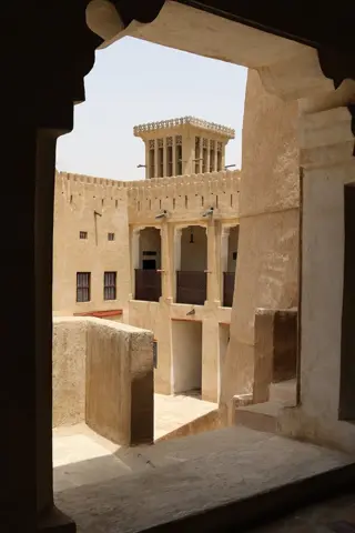 گھر کے صحن میں نقش دار محرابیں اور اوپری روایتی بالکونیاں نظر آتی ہیں۔
