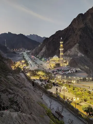 غروبِ آفتاب کے بعد رات کی روشنیاں پارک کو الگ ماحول دیتی ہیں۔