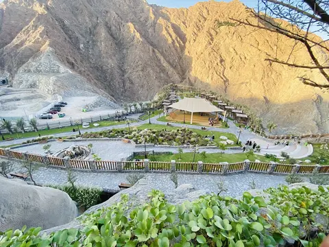 بلند منظر پہاڑوں میں پارک کی ترتیب دکھاتا ہے۔