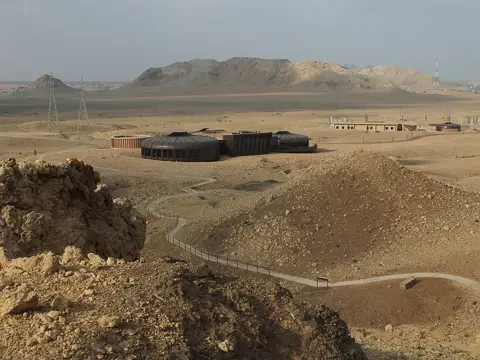 وسیع منظر میں کم اونچی نمائشی عمارتیں علاقے میں نظر آتی ہیں۔