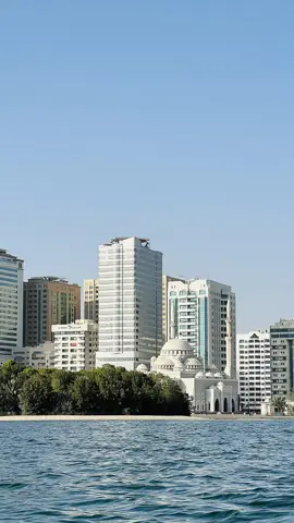 مسجد خالد لاجون کے کنارے النور آئی لینڈ کے قریب ہے۔