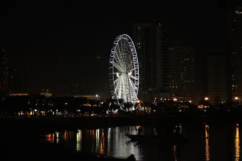 2013 میں القصباء میں آئی آف ایمریٹس کی تصویر؛ وہیل اس کے بعد المنتزہ منتقل ہو چکا ہے۔