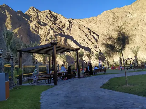 بیٹھنے کی جگہ پارک کی واک کے دوران رکنے کا موقع دیتی ہے۔