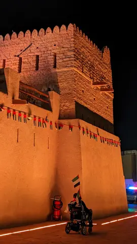بحال شدہ الذید قلعہ اندرونی نخلستان کے دفاعی مرکز کی عمارت ظاہر کرتا ہے۔
