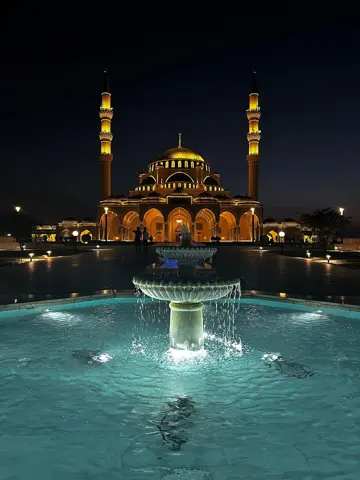 مسجد کی عمارت اردگرد پانی میں عکس دیتی ہے۔